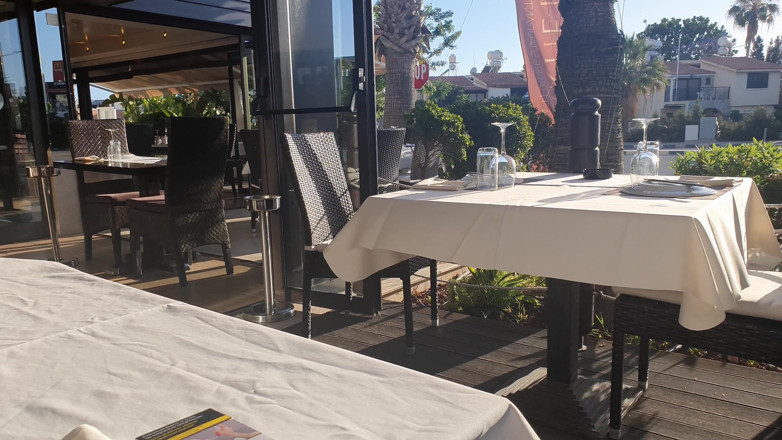 Dirty Molly: Nena cachonda perforada recibe un chorro enorme en un restaurante