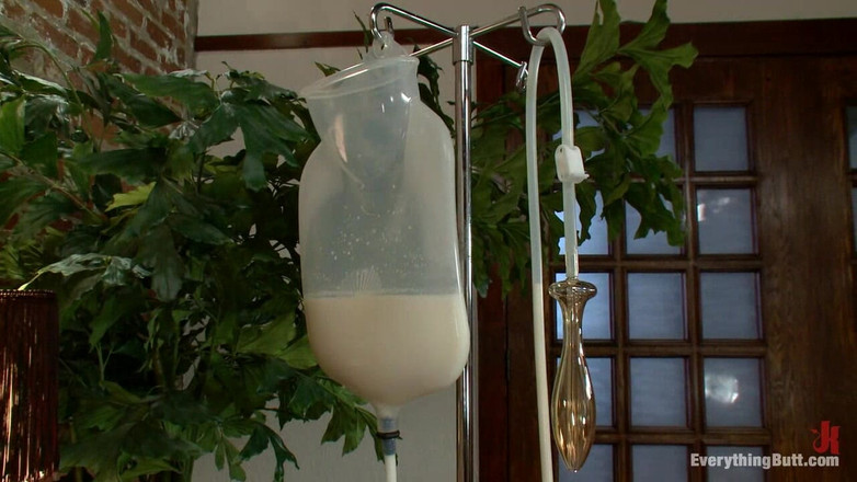 Everything Butt by Kink: Gestraft met ingebrachte voorwerpen