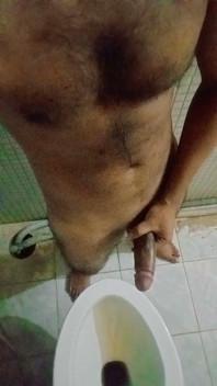 印度男孩在女朋友的浴室里打手枪，有人想加入吗？