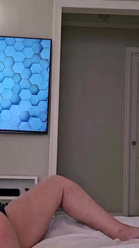 68-letnia PAWG GILF bawi się ze sobą między scenami