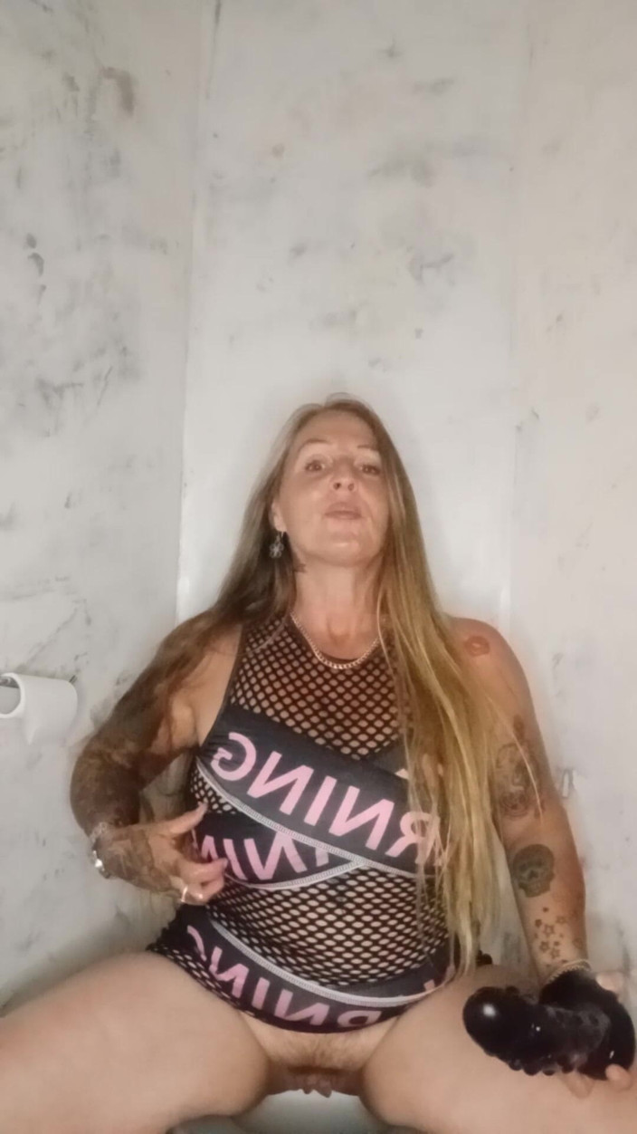 Kitty James: Uyarı-siyah dildo fışkırtıyor
