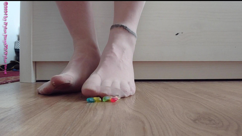 Carmen_Nylonjunge: Los pies de nylon se divierten con la goma de...