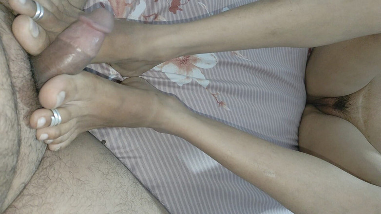 Teen18plus: Awek desi kolej India berkongkek dalam bilik air berkongkek keras...