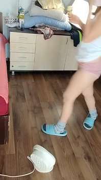 Sexy brunette heeft plezier bij het passen van kleding. Sexy moeder danst naakt door het hele huis.