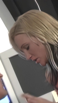 Alexis Malone é uma daquelas meninas que parece inocente e doce em suas aulas universitárias, mas adora chupar pau raspado