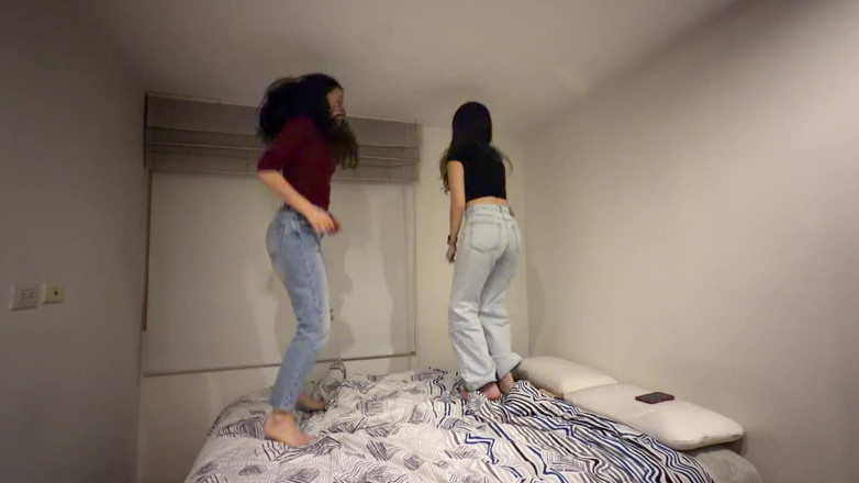 scarlettandc: เราสนุกกับการเล่นบนเตียงเพื่อกระโดด
