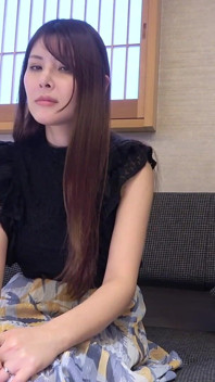 Miyu - une femme mariée fait un selfie, cocufiage