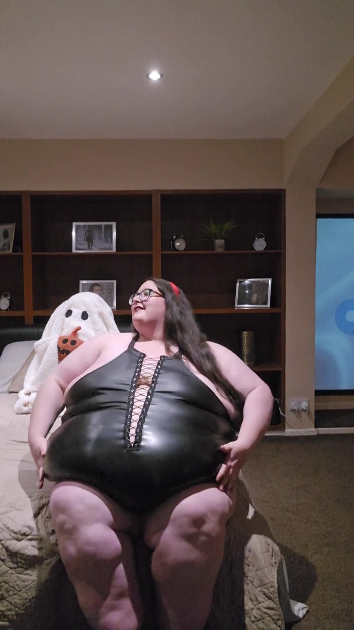 SSBBWLadyBrads: Awek montel seksi dengan sut kulit hitam gemuk