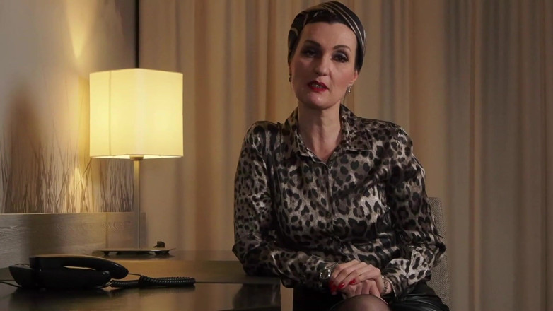 Lady Victoria Valente: Votre patron de bureau sait quel échec vous êtes !