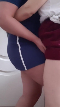 Două iubite căsătorite își înșală soții într-o altă cameră