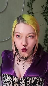 Sticky Küsst Roten Lippenstift Auf Seiner Brust