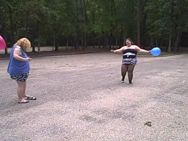 BBW nurse Vicki adventures with friends: Ragazze bbw giocano a due con due palloncini e giocano...