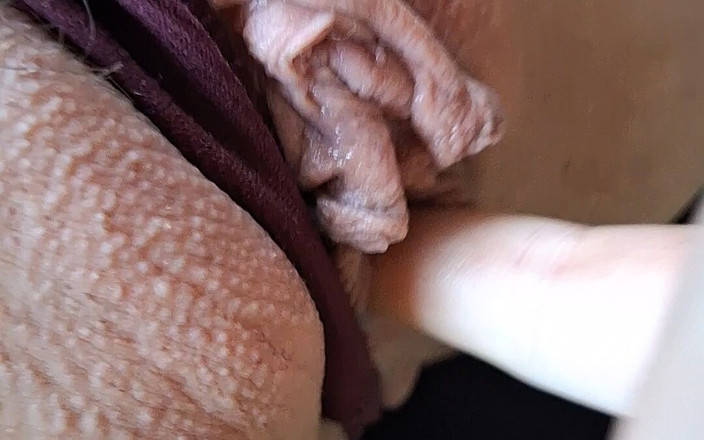 Mrs North: MILF Squirt And Exhib