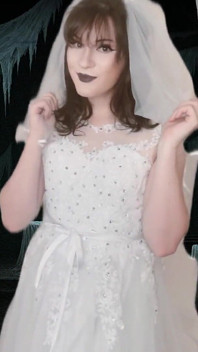Una sposa con da ragazza spettrale