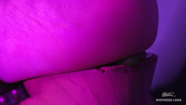 Mistress Legs: Herrin drückt marmalade mit ihrem sexy weichen absatz