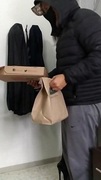 Ho Sorpreso Il Ragazzo Delle Consegne Con Un Consiglio Sexy