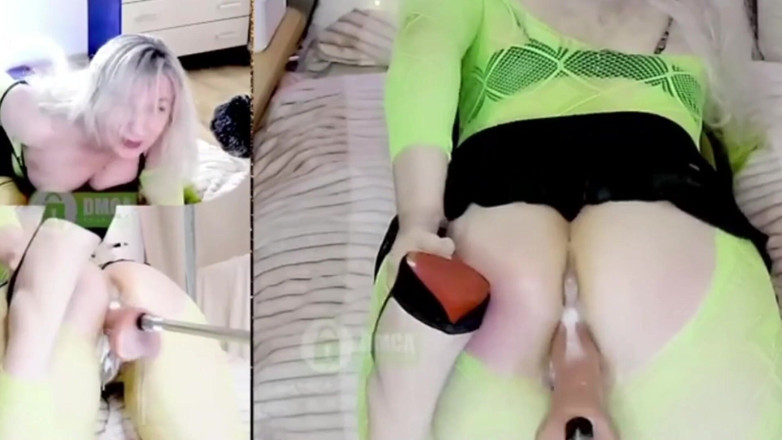 Nicolette69w: La Macchina Del Sesso Scopa Una Bionda in Una Camicetta...