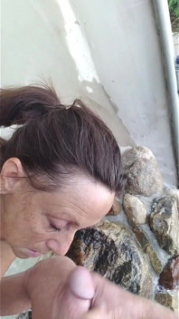 Candi Annie Lutscht Schwanz Und Schluckt Sperma Im Springbrunnen
