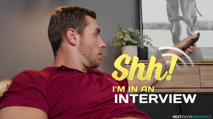 Next Door Studios: Sulky latino Brocken fickt heißen freund während des Telefoninterviews - Carter...