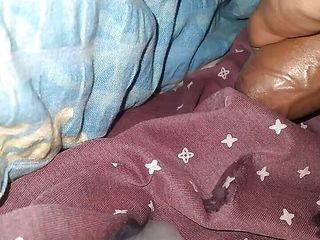 Hottypussy18: Masturbasi di kaos saudara tiriku