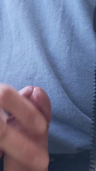 Velký nesestříhaný penis zblízka venkovní masturbace v džínových kraťasech - Rockardglans
