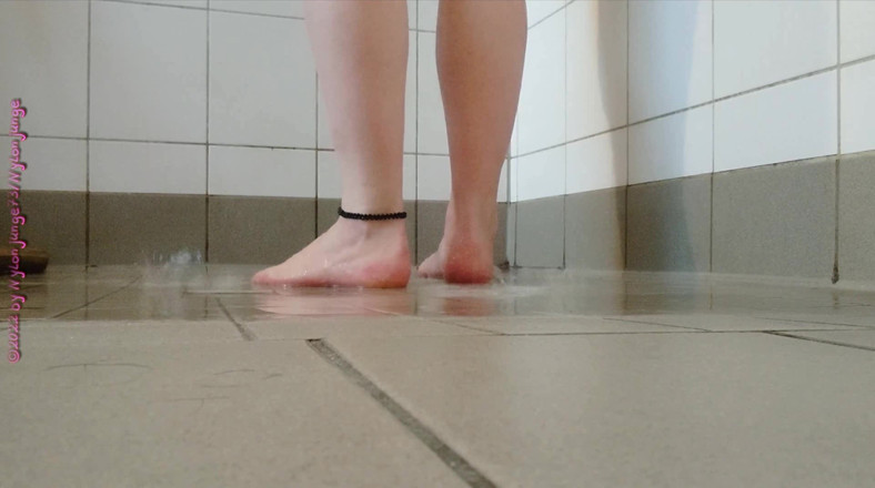 Carmen_Nylonjunge: 샤워하는 끈적끈적한 발