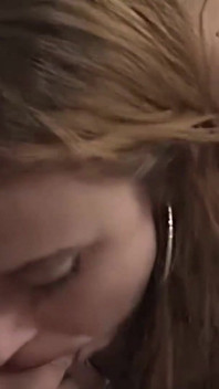 Une rousse suce une bite et reçoit une énorme éjaculation faciale