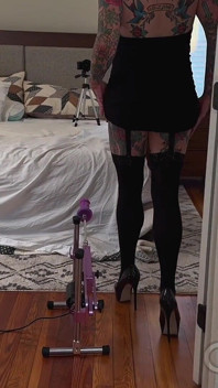 Carrie Capri knullas doggie style av knullmaskin och kommer hårt!
