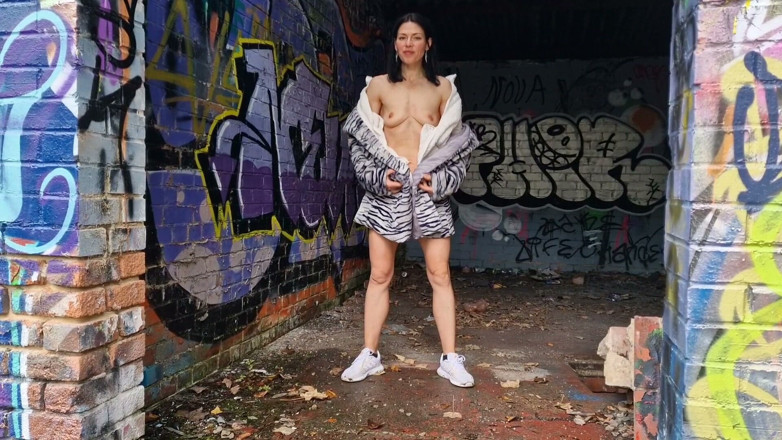 Nicky Brill: Draußen nackt, klaffen und pissen