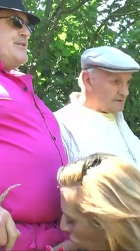 Milf krijgt gangbang met twee oude perverse vrouwen buitenshuis