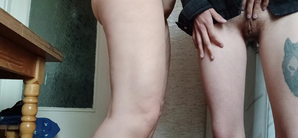 Lesbian-candys: 我们在宿舍的公用厨房里冒险自慰