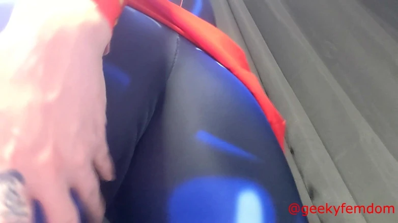 Geeky Femdom: Captain Marvel sexuálně dominuje Buckymu