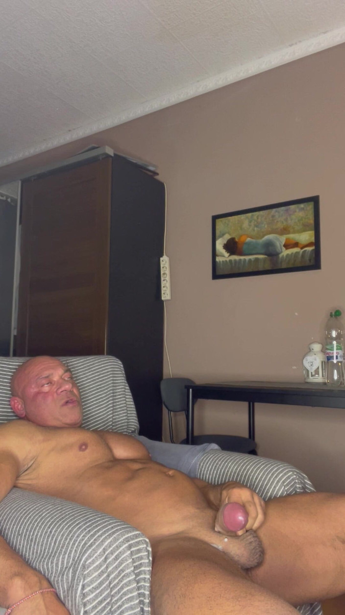 Mr. Guru: Bodybuilder wichs nach hause