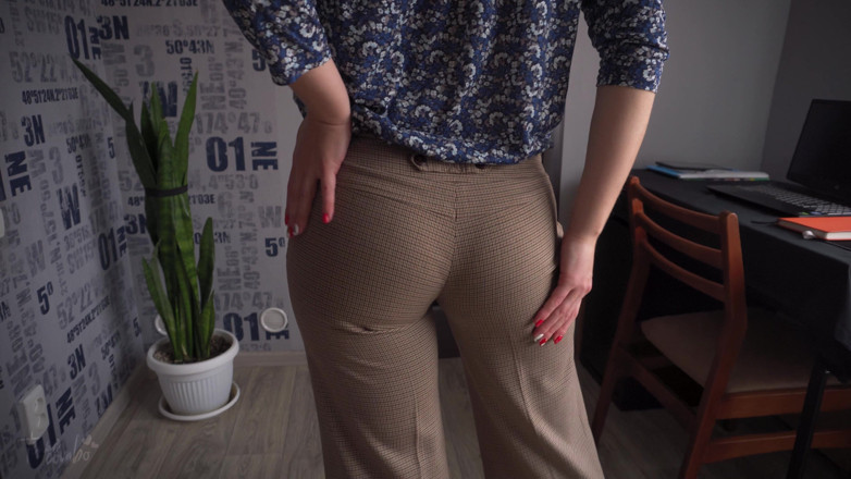 Teasecombo 4K: Secretara matură sexy tachinează fundul strâmt până când pantalonii se...
