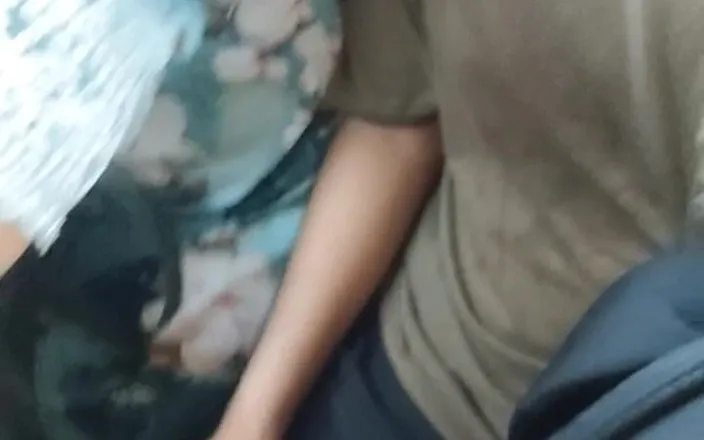 Hotfuck20: She Lovess to Give Me Handjob on Bus