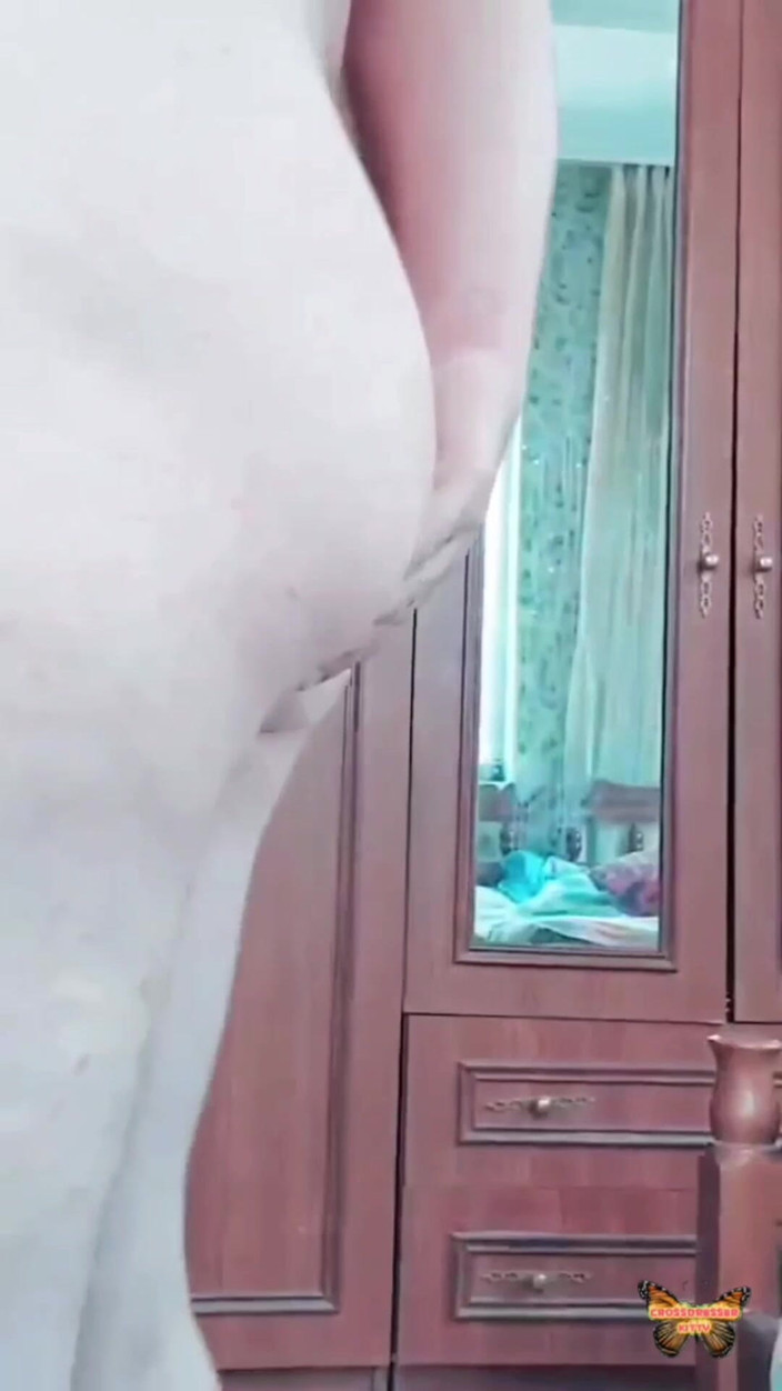 Kitty_Cross: सेक्सी महिला नाचते हुए हॉट और मोहक दिख रही है