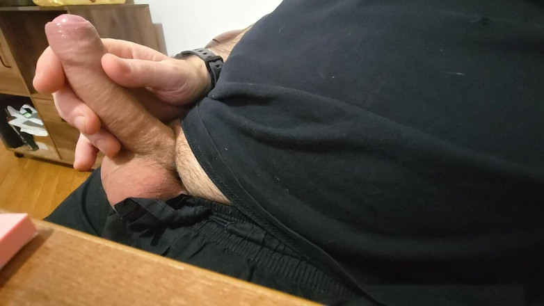 Jordance: Piękny rzymski kutas masturbuje się w biurze i dużo dochodzi