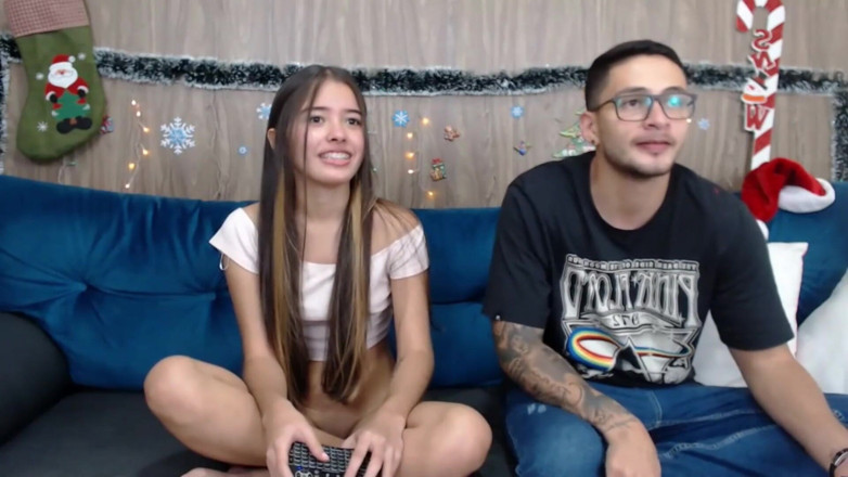 Teen amateur Latinas: Tiener wordt geneukt in Kerst-intrectiviteiten, klaarkomen op kont