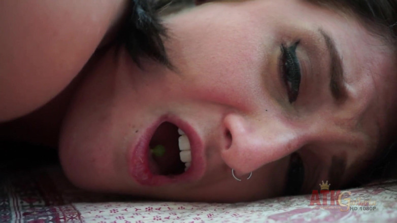 ATKIngdom Fans: Tattooed Avah Sweetz seducing pussy with hitachi