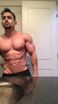 Jacked bodybuilder benji bastian flexing khổng lồ của mình, shredded, cơ bắp