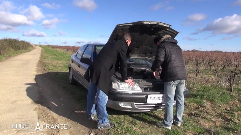 Nude in France: Duas gananciosas puta madura peituda encontraram dois bastardos para serem...