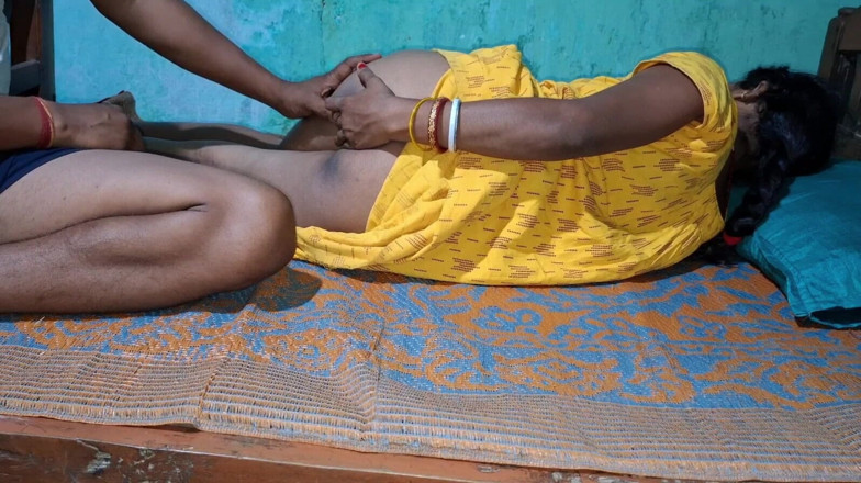 Sumaj: Indische Desi Bhabhi neukt jongens