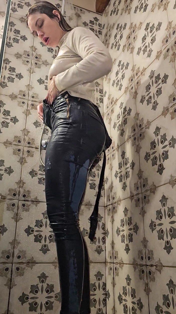 Keila Bassi: Fetiche Por Jeans Molhados Ficando Encharcado No Chuveiro Com Meus...