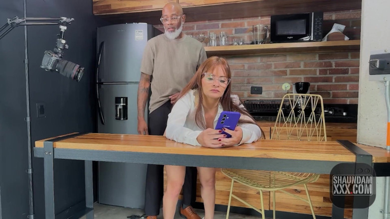 Shaundam: Secretaria detrás de escena seduce al jefe