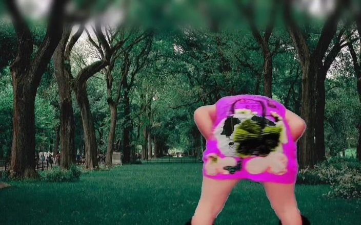 Ladyboy Kitty: Goală în parc- Dansatoare sexy drăguță