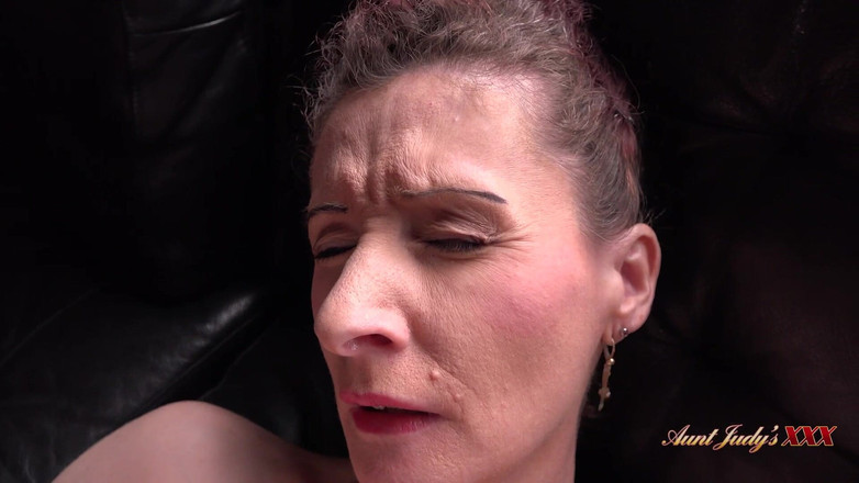 Aunt Judy's XXX: AuntJudysXXX - 50歳の痩せた熟女女将スカーレットが怠惰なテナントとセックスする