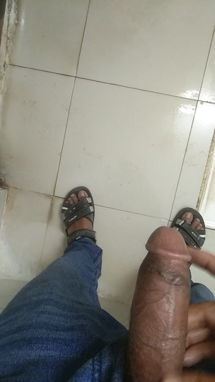 Viral_tiktokar: I Went to the Office Bathroom and Hit My Hand...