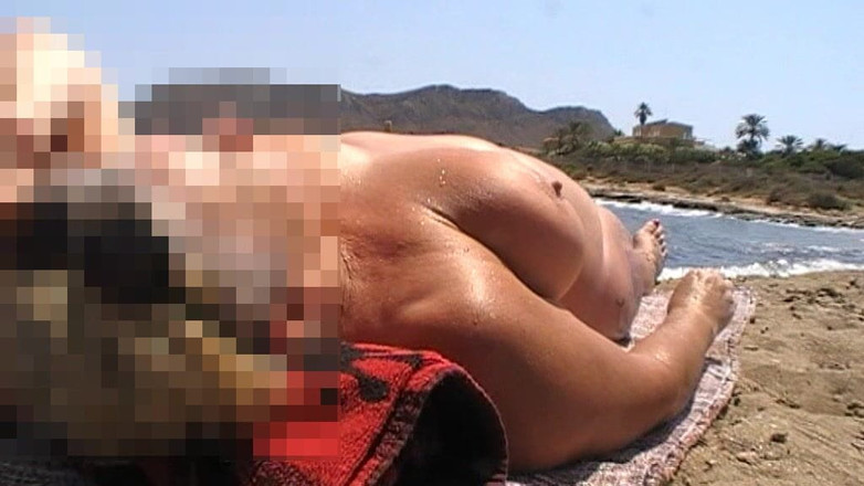 Julie Cunningham: Nahá na pláži