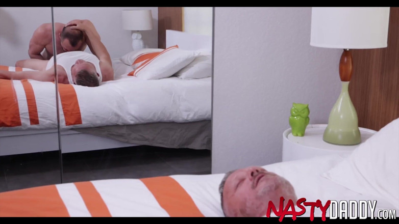 Nasty Daddy: Bărbați maturi perversi Adrian West și Max Sargent fără prezervativ