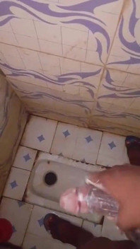 Masturbující Monstrózní Péro V Koupelně